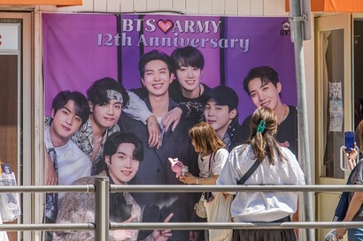 서울 용산구 하이브 사옥을 찾은 국내외 아미(ARMY·BTS의 팬덤)들이 기념사진을 찍고 있다. 사진=최준필 기자