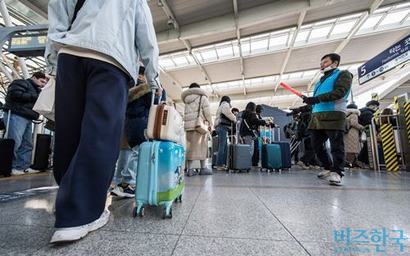 서울역에서 귀성에 나선 시민들이 발걸음을 옮기고 있다. 사진=최준필 기자