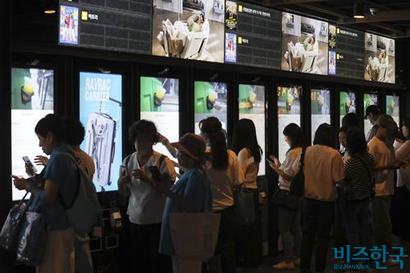 서울 시내 멀티플렉스 영화관에서 관객들이 영화 티켓을 구입하는 모습. 사진=박정훈 기자