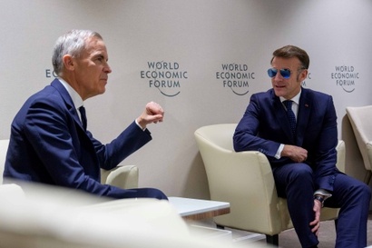 마크 카니 캐나다 총리(왼쪽)와 에마뉘엘 마크롱 프랑스 대통령이 1월 20일 스위스 다보스포럼에서 대화를 나누고 있다. 사진=캐나다 정부 웹사이트