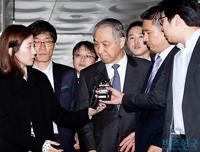 강덕수 전 STX 회장이 2014년 4월 서울중앙지방법원에 출석하고 있는 모습. 사진=비즈한국DB