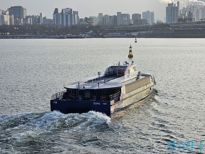 서울주택도시개발공사(SH)가 지난해 말 한강버스 운영사에 214억 원을 추가 대여한 것으로 비즈한국 취재 결과 확인됐다. 망원선착장에서 출항하는 한강버스 모습. 사진=차형조 기자