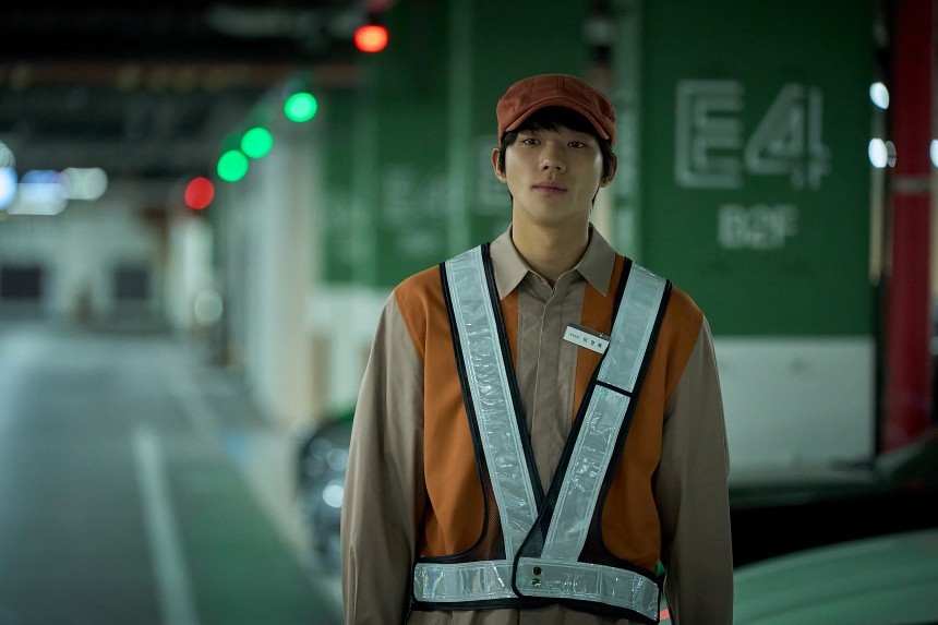 가정을 버린 아버지로 인해 사랑을 믿지 않던 경록. 꿈에 대한 갈망도 크지 않은 상태에서 백화점 주차장 아르바이트 요원으로 일하게 된다.