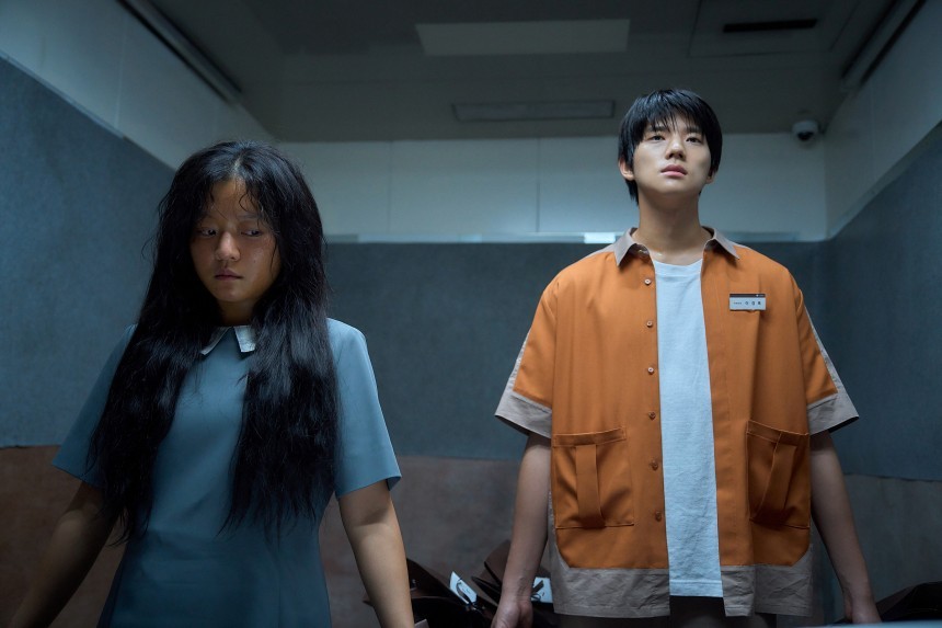 못생긴 어머니를 버린 잘생긴 아버지를 둔 경록은 사랑을 믿지 않는다. 그렇기에 남들과 달리 미정의 못생긴 얼굴이 아닌 다른 부분들을 발견하게 된다.