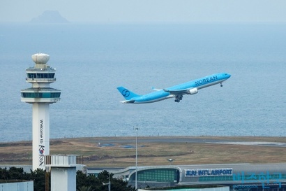 지난해 12월 18일 오후 제주국제공항에서 대한항공 여객기가 이륙을 하고 있다. 사진=박정훈 기자