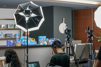 KT의 소상공인 미디어 지원센터 ‘크리에이터팩토리센터’에서 라이브커머스 방송이 진행되는 모습. 사진=KT 제공