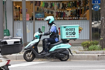 우아한형제들은 시장 경쟁력을 높이기 위해 처갓집양념치킨과 손잡고 배민에만 단독 입점하는 배민 온리를 시행 중이다. 사진=최준필 기자