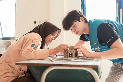 포스코 대학생봉사단 비욘드 18기 봉사단원이 인도네시아 알이뜨맘 고등학교 (MA Al-Itmam)에서 공학키트를 조립하며 과학의 원리를 설명하고 있다. 사진=포스코 제공​