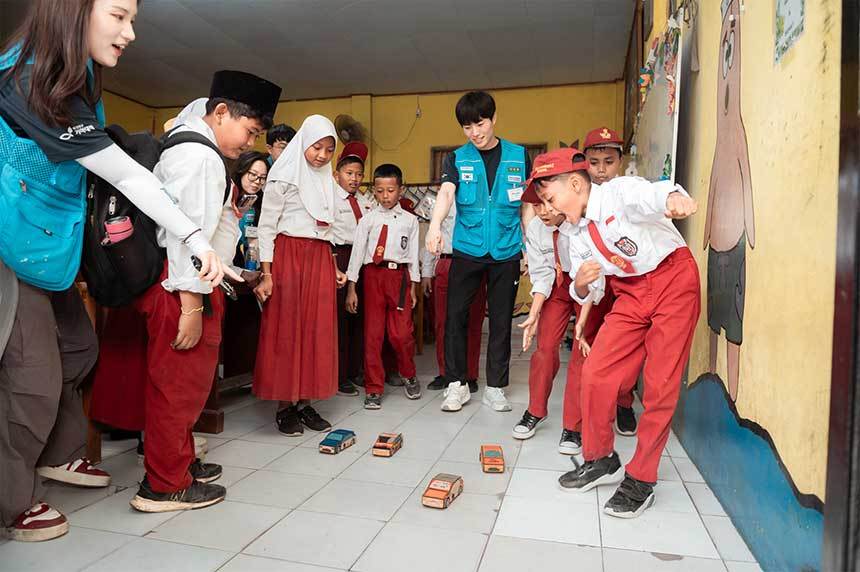 포스코 대학생봉사단 비욘드 18기 봉사단원이 인도네시아 사망라야 1 국립초등학교(SDN Samangraya 1)에서 전기자동차 공학 키트를 활용한 수업을 진행하고 있다. 사진=포스코 제공