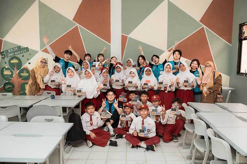 포스코 대학생봉사단 비욘드 18기 봉사단이 인도네시아 사망라야 1 국립초등학교(SDN Samangraya 1)에서 태양광 무드등 만들기 수업을 진행하고 기념사진을 촬영하고 있다.​ 사진=포스코 제공​