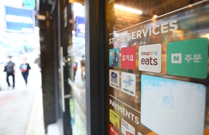 ​정부는 진흥법의 필요성에는 공감하면서도 법령 간 중복성을 검토 중인 상황이다.&nbsp;서울 강서구의 한 커피점에 부착된 배달앱 스티커. 사진=임준선 기자