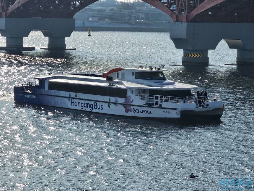 서울주택도시개발공사(SH)가 최근 한강버스(사진) 운영사에 빌려준 876억 원 상당의 대여금을 시중은행 대출보다 후순위로 전환하는 계약을 체결한 것으로 비즈한국 취재 결과 확인됐다. 사진=차형조 기자