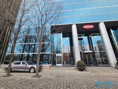 한미사이언스 대주주 4자 연합이 최근 신동국 한양정밀 회장과 박재현 한미약품 대표 간 갈등 수습을 위해 한미타워 본사에서 한자리에 모인 것으로 파악된다. 26일 한미타워 본사 앞에 송영숙 한미약품그룹 회장의 차량이 주차돼 있다. 사진=최영찬 기자