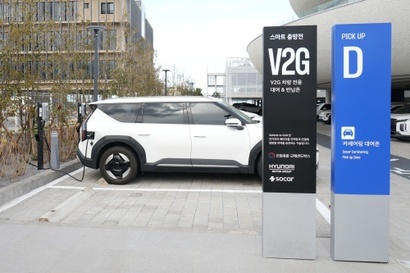 쏘카는 지난해 12월 제주 터미널에 양방향 충전기를 설치하고 렌터카 서비스에 V2G를 접목한 실증 사업에 착수했다. 사진=제주특별자치도청 제공