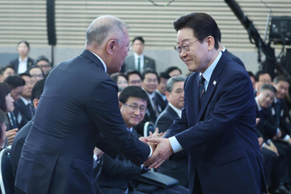 이재명 대통령이 27일 전북 군산새만금컨벤션센터에서 열린 새만금 로봇·수소·AI 시티 투자협약식에서 축사를 마친 뒤 정의선 현대차그룹 회장과 악수하고 있다. 사진=연합뉴스