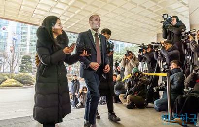 쿠팡 개인정보 유출 사태를 자체 조사해 발표하는 과정에서 증거인멸 등 혐의로 고발된 해롤드 로저스 쿠팡 한국 임시 대표가 지난 1월 30일 피의자 신분으로 조사를 받기 위해 서울경찰청으로 출석하고 있다. 사진=최준필 기자