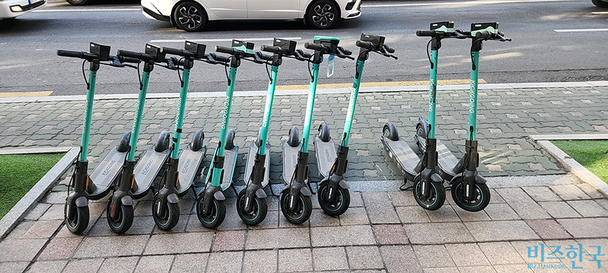 유진마포빌딩 앞 사열하듯 늘어선 킥보드 9대의 모습. 사진=김상훈 인턴기자