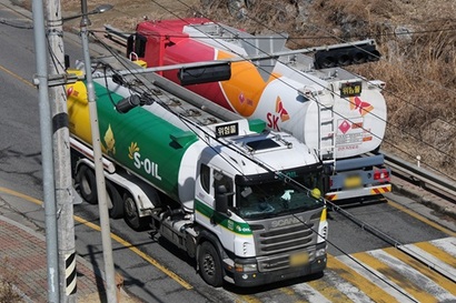 이란이 핵심 에너지 수송로인 호르무즈 해협 봉쇄에 나서며 유가가 급등할 것으로 보이는 가운데 3일 경기도 성남시 대한송유관공사 서울지사 인근에서 유조차들이 오가고 있다. 사진=연합뉴스