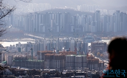 서울 재건축·재개발 정비사업장 49곳​이 조합 설립(사업시행자 지정)​ 후 10년이 지났는데도 공사에 착수하지 못한 것으로 비즈한국 취재 결과 확인됐다. 서울 남산에서 바라본 서울 시내 아파트 단지들. 사진=최준필 기자