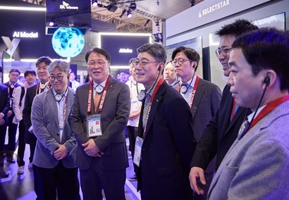 MWC 2026에서 국내 통신업계가 ‘AI 인프라’와 ‘AI 서비스 플랫폼’을 띄웠다. ​정재헌 SK텔레콤 최고경영자가 2일 MWC 현장에서 자사 부스를 둘러보는 모습. 사진=SK텔레콤