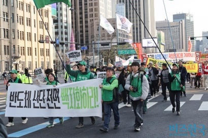 시위 참가자들이 청와대로 행진하고 있다. 사진=박정훈 기자