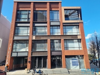 링크에셋파트너스 사무실이 위치한 서울특별시 강남구 신사동 건물. 문은 닫혀 있고, 임대 문의 현수막이 걸려 있다. 사진=박형민 기자