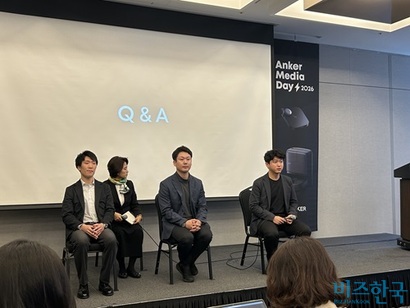 글로벌 모바일 충전 브랜드 앤커 운영사 앤커 이노베이션이 국내 시장 공략을 본격화한다. 4일 열린 기자간담회에 참석한 다케우치 히로아키 앤커코리아 부회장, 엔도 아유무 앤커코리아 회장 겸 앤커재팬 최고경영자(CEO), 오병근 앤커코리아 지사장(왼쪽부터)​. 사진=강은경 기자