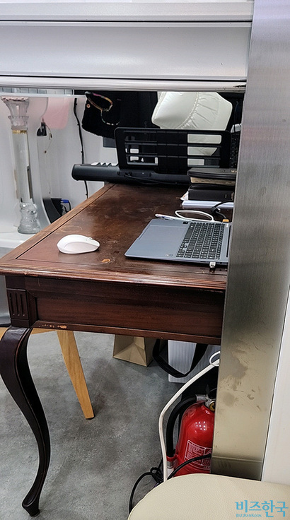 서울 서초구의 한 무인 카페. 매장 사이에 있는 셔터가 올라가자 그제야 소화기를 볼 수 있었다. 사진=김상훈 인턴기자