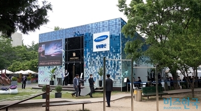 최근 3년 새 착공한 서울 정비사업장을 분석한 결과, 시공사 선정일부터 착공까지 걸린 기간은 평균 5년 10개월로 나타났다. 사진은 삼성물산이 2020년 5월 수주해 2023년 3월 착공한 서울 서초구 반포주공1단지 3주구 수주 당시 홍보관 모습. 사진=최준필 기자