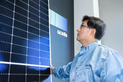 김성환 기후에너지환경부 장관이 지난해 9월 11일 경기도 성남시 판교에 소재한 한화 미래기술연구소를 방문해 6개 태양광 기업 및 관련 단체와 간담회를 갖고, 태양광 패널을 살펴보고 있다. 사진=기후에너지환경부 제공