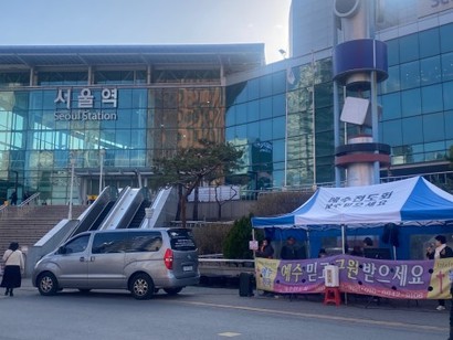 일부 종교단체는 천막을 설치해 자리를 선점하고 마이크와 스피커를 크게 켠 채 선교활동을 하고 있다. 사진=김재은 인턴기자