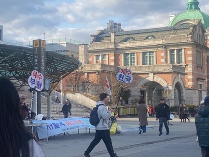 서울역광장 소음 문제를 규제할 법이나 조례는 있지만 실제 단속하기는 어렵다는 것이 경찰 측 설명이다. 사진=김재은 인턴기자​