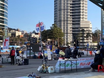 서울역광장에서는 매주 평균 15개 안팎의 종교단체가 집회와 전도 활동을 벌이면서 소음과 혼잡이 반복되고 있다. 사진=김재은 인턴기자
