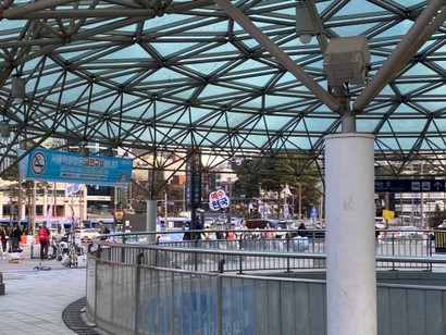 서울역 광장이 이동 거점을 넘어서 다수의 시민들이 머무는 공간이 되기 위해선, 종교단체의 소음 문제 해결이 반드시 필요하다는 지적이 나온다. 사진=김재은 인턴기자