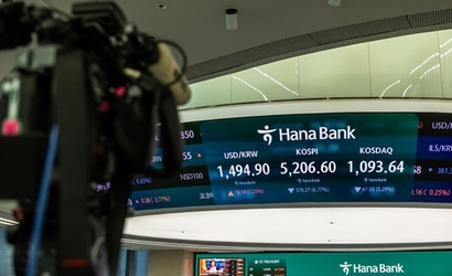 기존 지수 추종 ETF는 특정 업종이나 대형 종목 쏠림이 심해 코스닥의 다양한 성장 기업을 담기 어렵지만, 액티브 ETF는 AI·로봇·바이오 등 빠르게 바뀌는 산업 흐름에 맞춰 유망 기업을 선별할 수 있다는 장점이 있다. 9일 하나은행 딜링룸 모습. 사진=최준필 기자