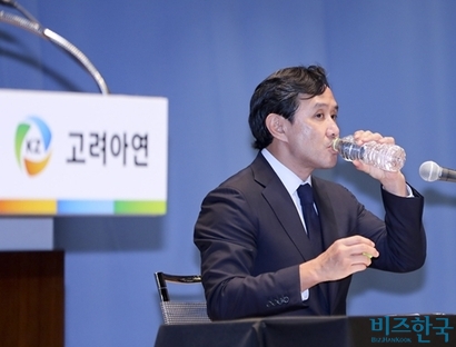 고려아연 정기주주총회를 앞두고 세계 최대 의결권 자문사 ISS가 최윤범 회장(사진)의 사내이사 재선임 안건에 반대를 권고하면서 국민연금 표심에 시장의 관심이 쏠리고 있다. 사진=박정훈 기자