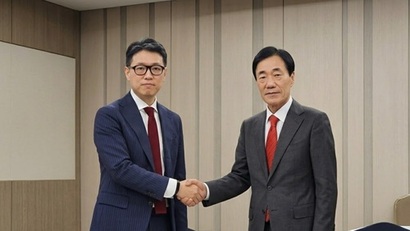 한미약품그룹 차남 임종훈 사장(왼쪽)이 최대주주 신동국 회장과 다시 한번 손잡을 가능성이 제기되며 정기 주주총회의 판세가 요동칠 전망이다. 사진=생성형AI