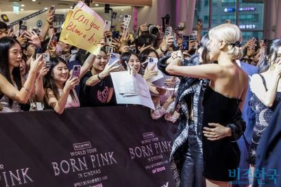 여성 팬덤이 늘어나면서 걸그룹도 남성보다 여성 취향에 맞춰졌다. 2024년 블랙핑크 멤버들이 월드투어 영화 개봉 현장에서 팬들과 인사하고 있다. 사진=최준필 기자
