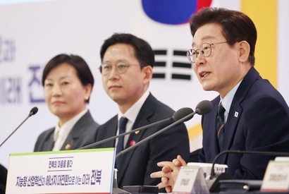 2월 27일 전북대학교 국제컨벤션센터에서 열린 전북 타운홀 미팅에서 이재명 대통령은 도민과 지역 현안을 논의했다. 사진=전북특별자치도 제공