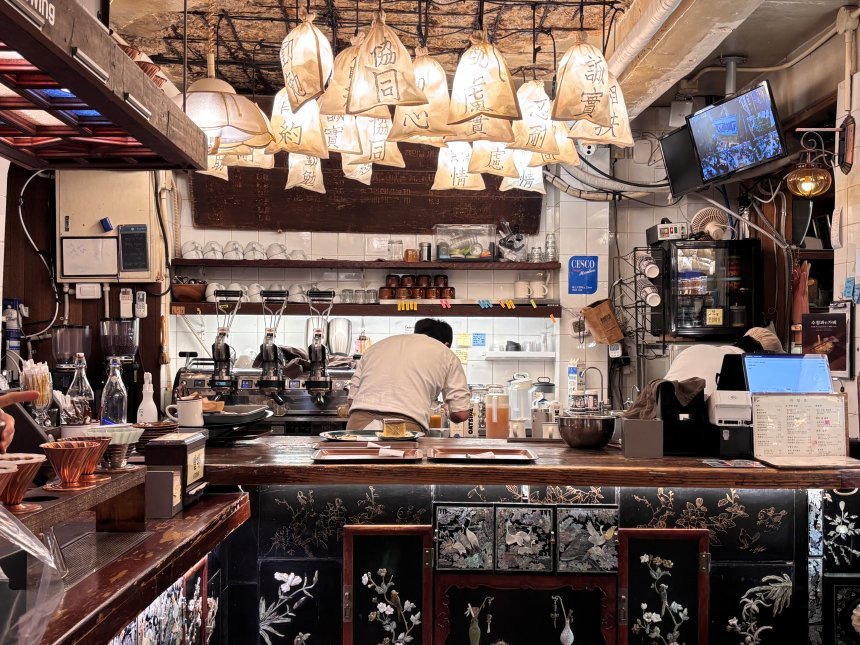 커피한약방 내부. 한약재 봉투로 감싼 조명이 공간을 따스하게 채우고 있다. 사진=윤채현 인턴기자