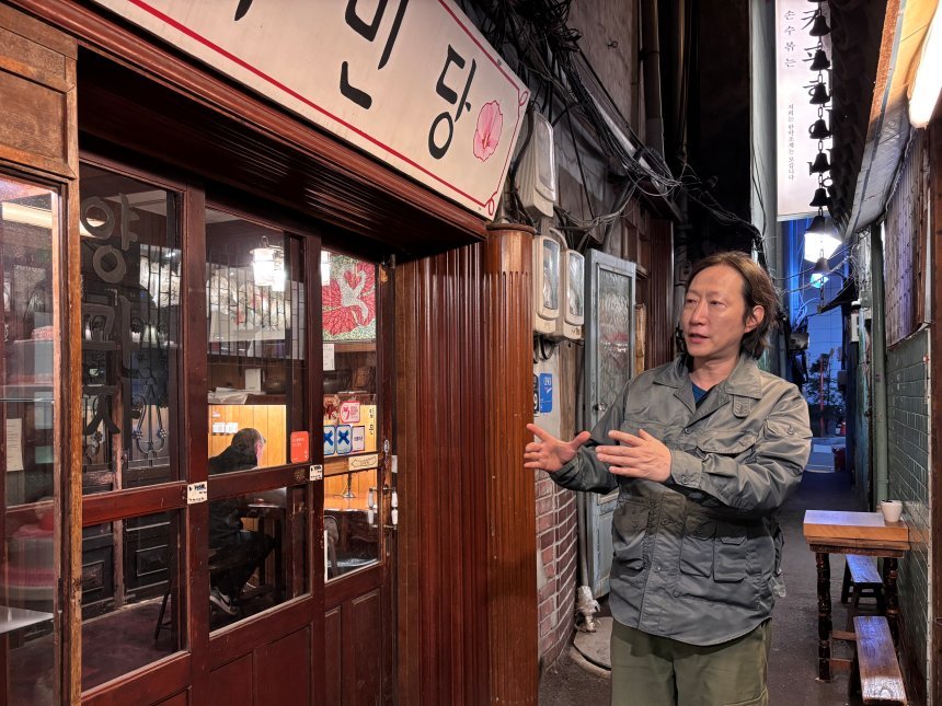 혜민당과 커피한약방을 운영하는 강윤석 대표가 철거를 앞둔 공간에 대한 아쉬움을 전하고 있다. 사진=윤채현 인턴기자