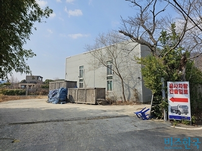 박형준 부산시장이 청광문화재단에 증여한 부산 기장군 일광읍 청광리 상가 건물(위)과 조현화랑이 매입한 청광리 토지 전경. 사진=차형조 기자