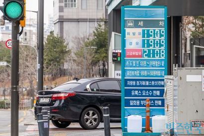 지난 5일, 미국과 이스라엘의 이란 공습 여파로 국내 주유소 휘발유와 경유 가격이 가파르게 상승했다. 사진=최준필 기자