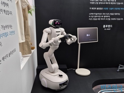 LG에너지솔루션 부스에 전시된 LG전자의 홈로봇 ‘LG클로이드(LG CLOiD)’의 모습이다. 사진=김민호 기자