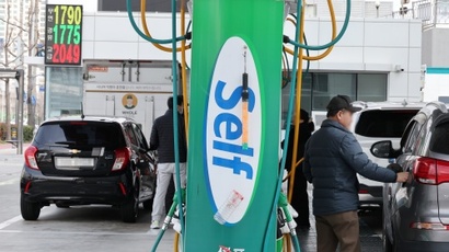 미국의 이란 하르그섬 타격으로 국제유가와 환율이 동시에 요동칠 수 있다는 우려가 커지고 있다. 사진은 지난 12일 부산 연제구 1700원대의 한 주유소를 찾은 이용자가 주유하고 있는 모습. 사진=연합뉴스