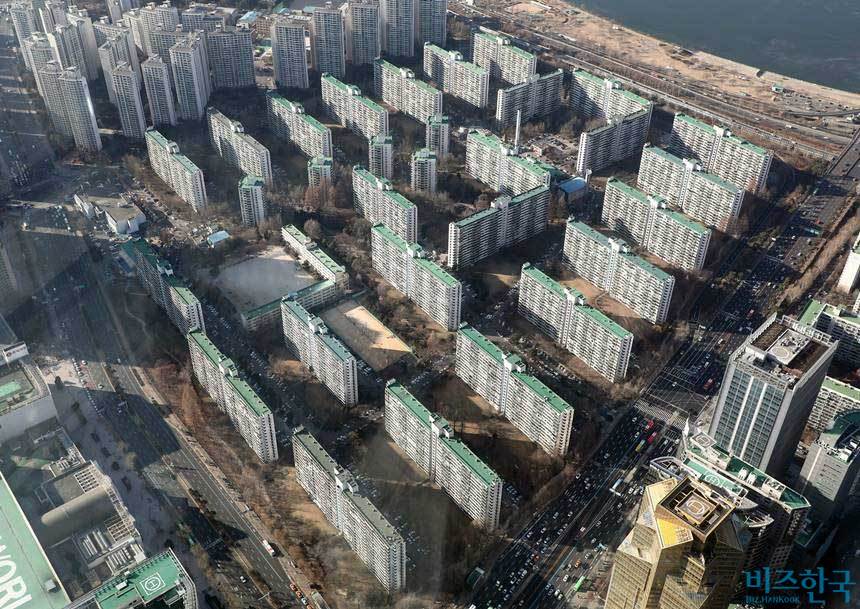 롯데월드타워 전망대에서 바라본 잠실동 주공아파트 5단지. 3월 9일부터 3월 13일까지 서울시 주거 매물 실거래가를 집계한 결과 잠실주공5단지 전용면적 82.61㎡ 매물이 주간 실거래가 1위를 차지했다. 사진=박정훈 기자