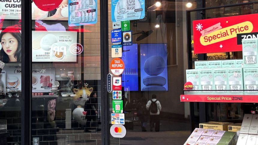 서울 중구의 한 화장품 매장 문 앞에 알리페이 스티커가 부착돼 있다. 사진=윤채현 인턴기자