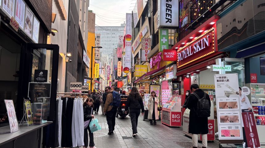서울 주요 상권인 명동에서 외국인 관광객들이 가게를 둘러보고 있다. 사진=윤채현 인턴기자
