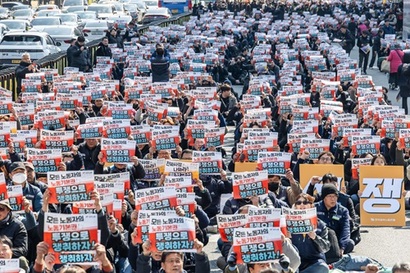 ‘노란봉투법’ 시행 첫날인 3월 10일 서울 세종로에서 열린 민주노총 투쟁 선포대회에서 민주노총 조합원들이 손팻말을 들고 구호를 외치고 있다. 사진=최준필 기자