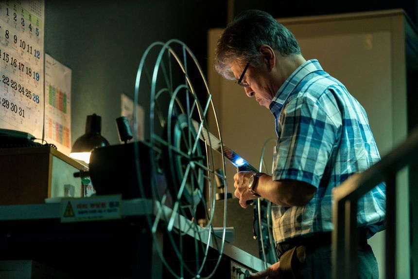 보이지 않는 자리에서 묵묵히 상영을 이어가며 극장의 시간을 지키는 영사 기사.&nbsp;사진=티캐스트 제공